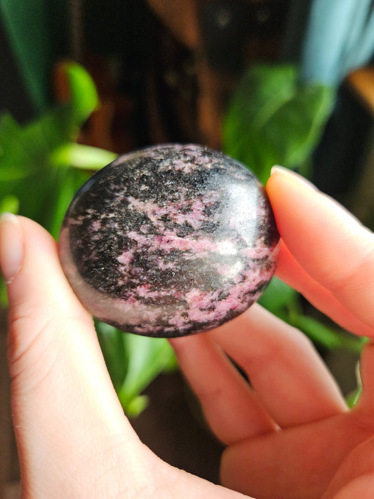 Rhodonite palmstone