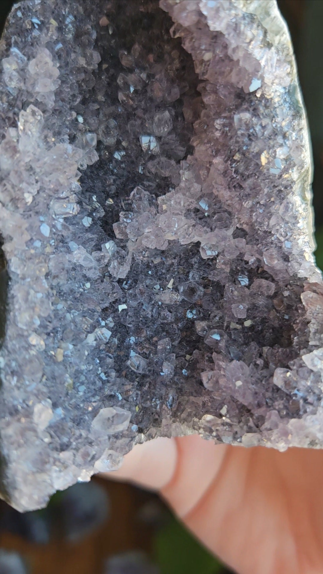 Amethyst geode cave - 331g