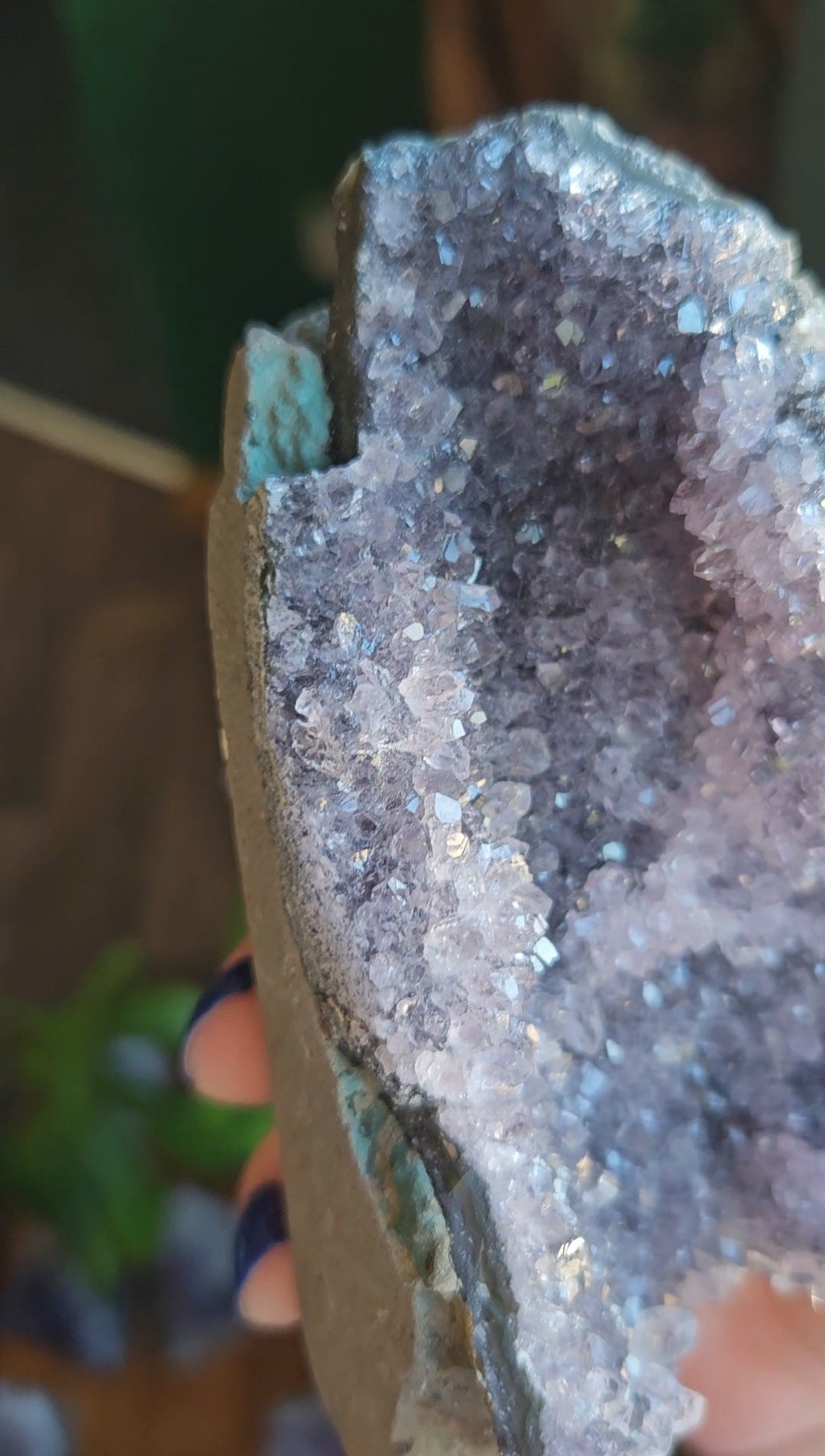 Amethyst geode cave - 331g