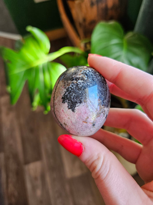 Rhodonite palmstone