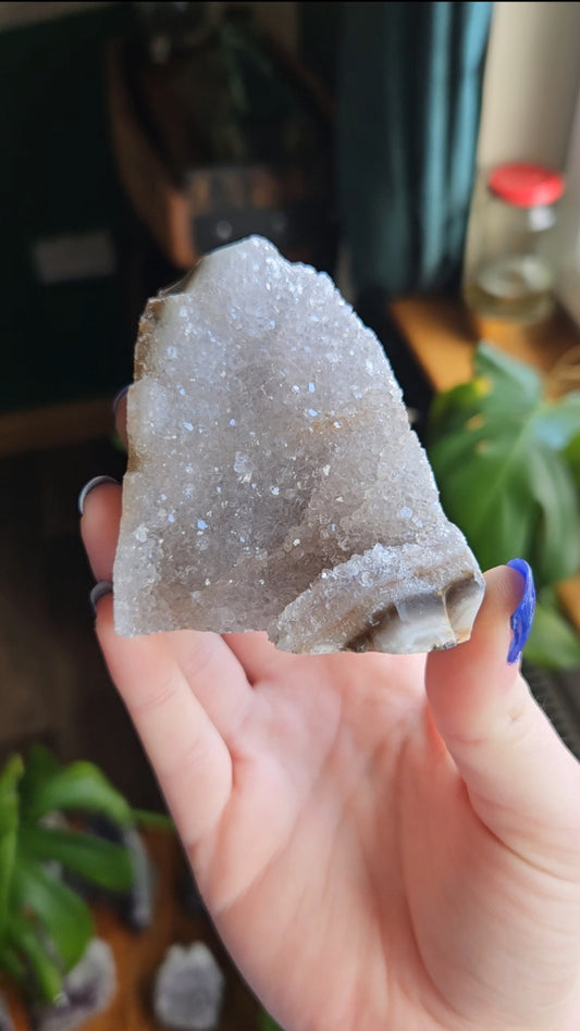 Amethyst geode with Agate banding - 163g