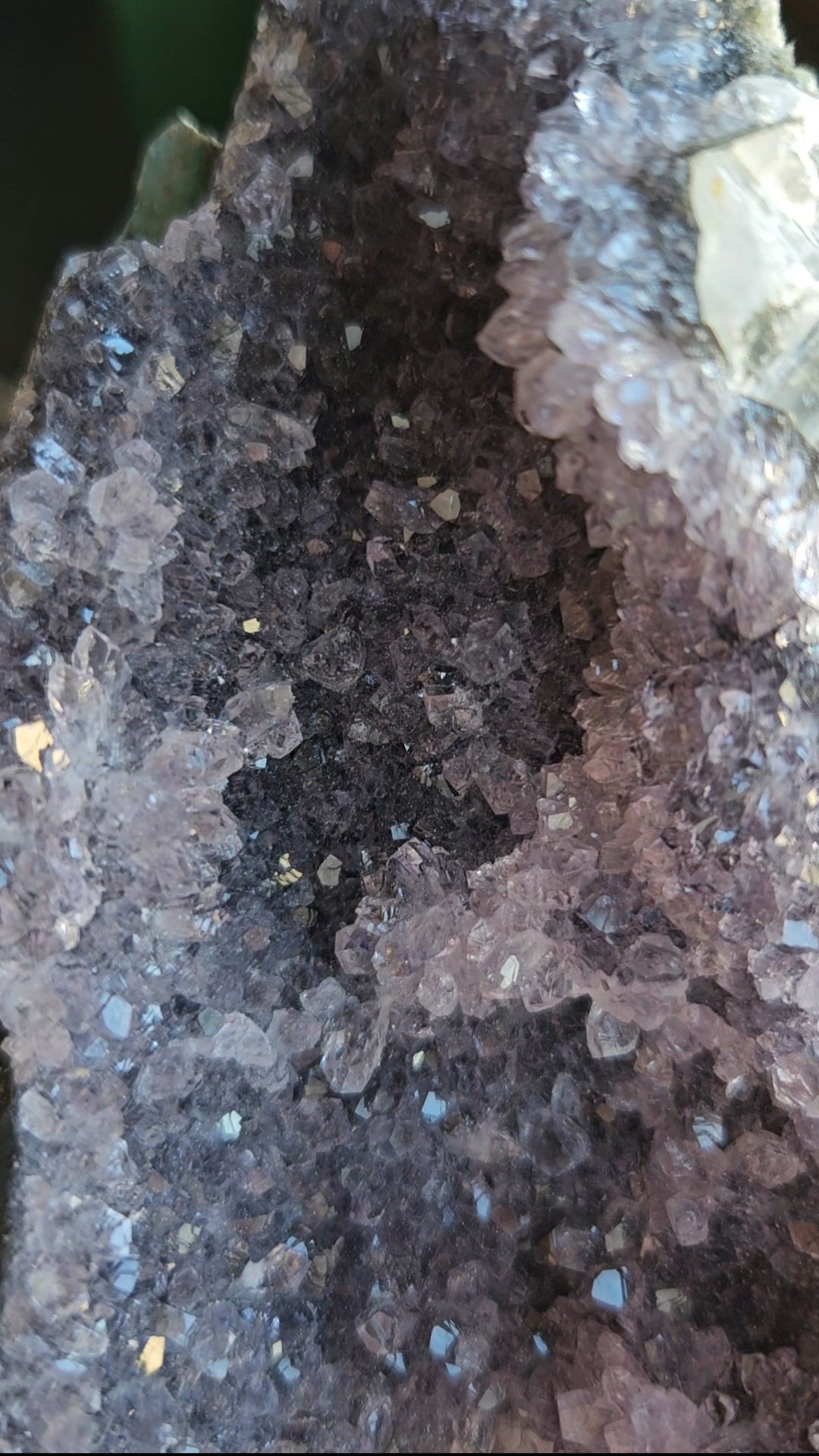 Amethyst geode cave - 331g