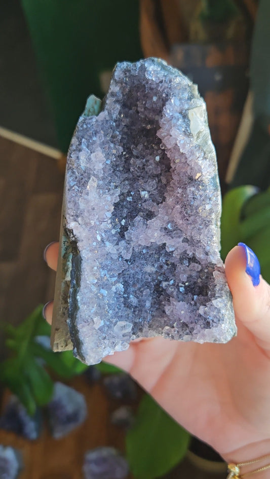 Amethyst geode cave - 331g