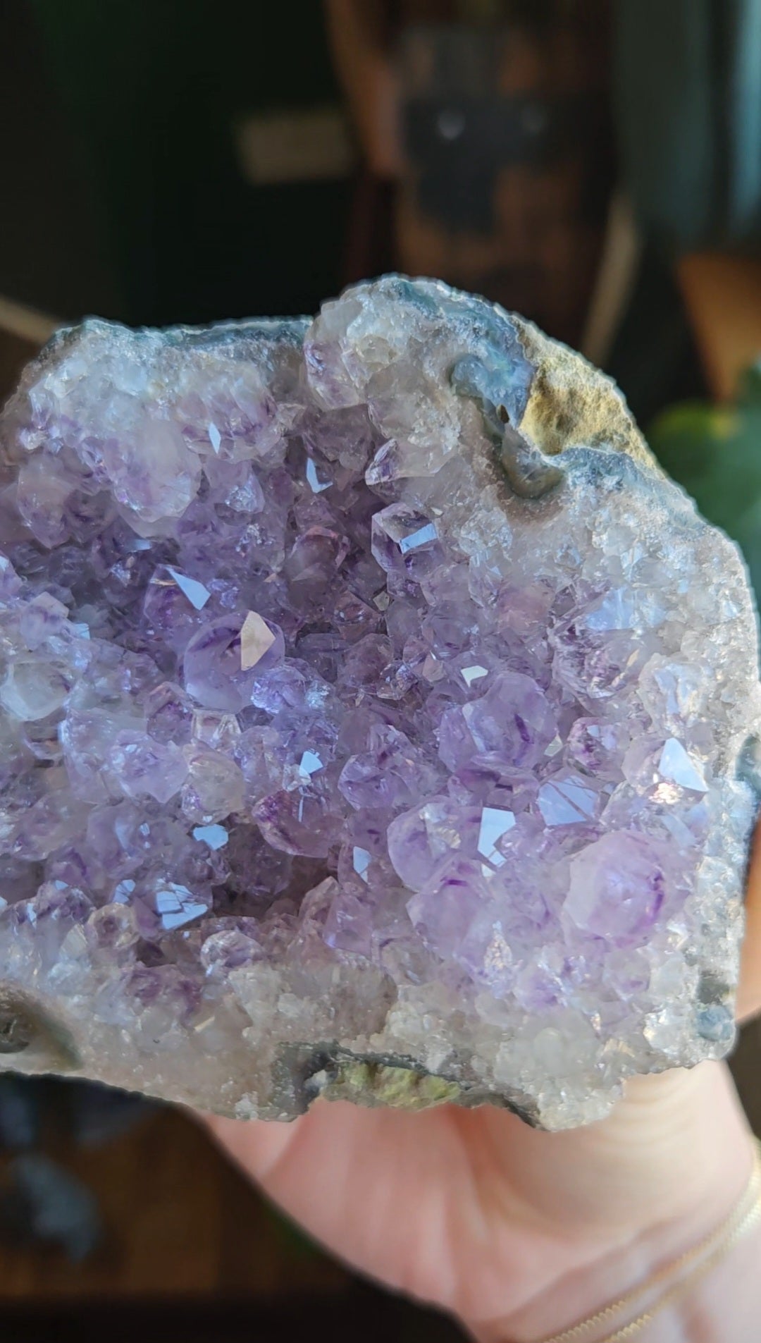 Lilac Amethyst geode - 398g