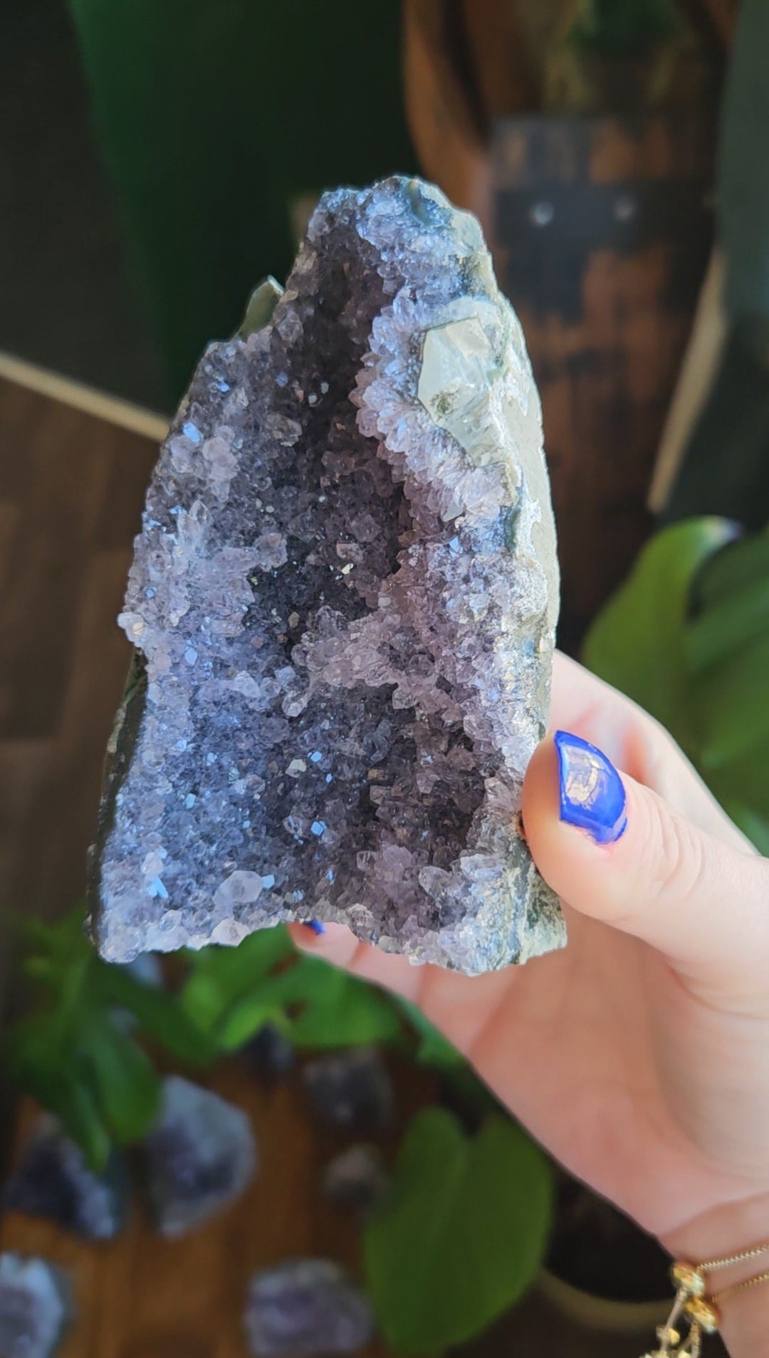 Amethyst geode cave - 331g