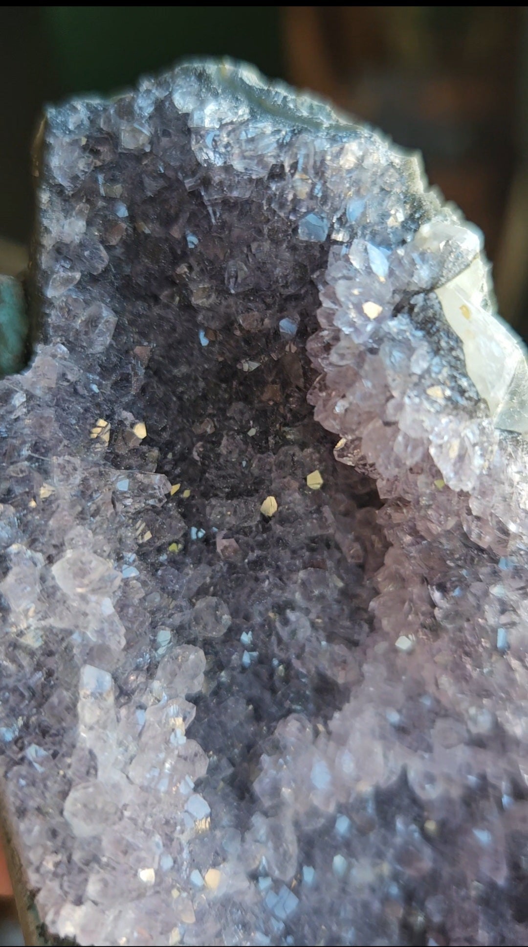 Amethyst geode cave - 331g