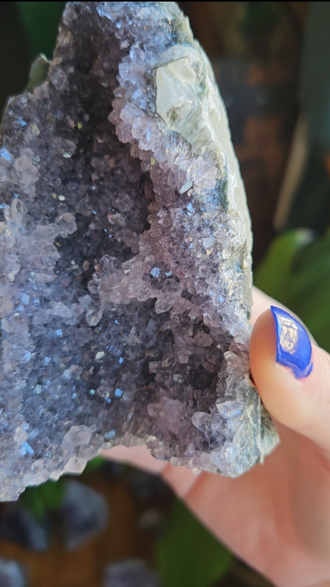 Amethyst geode cave - 331g