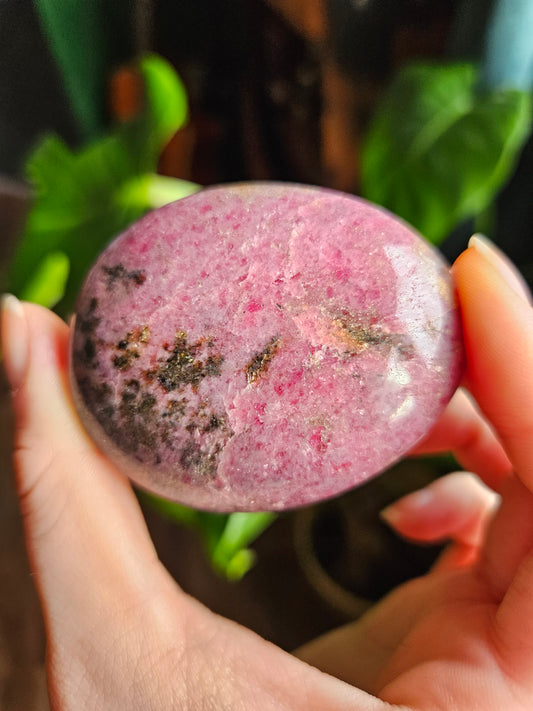 Rhodonite palmstone