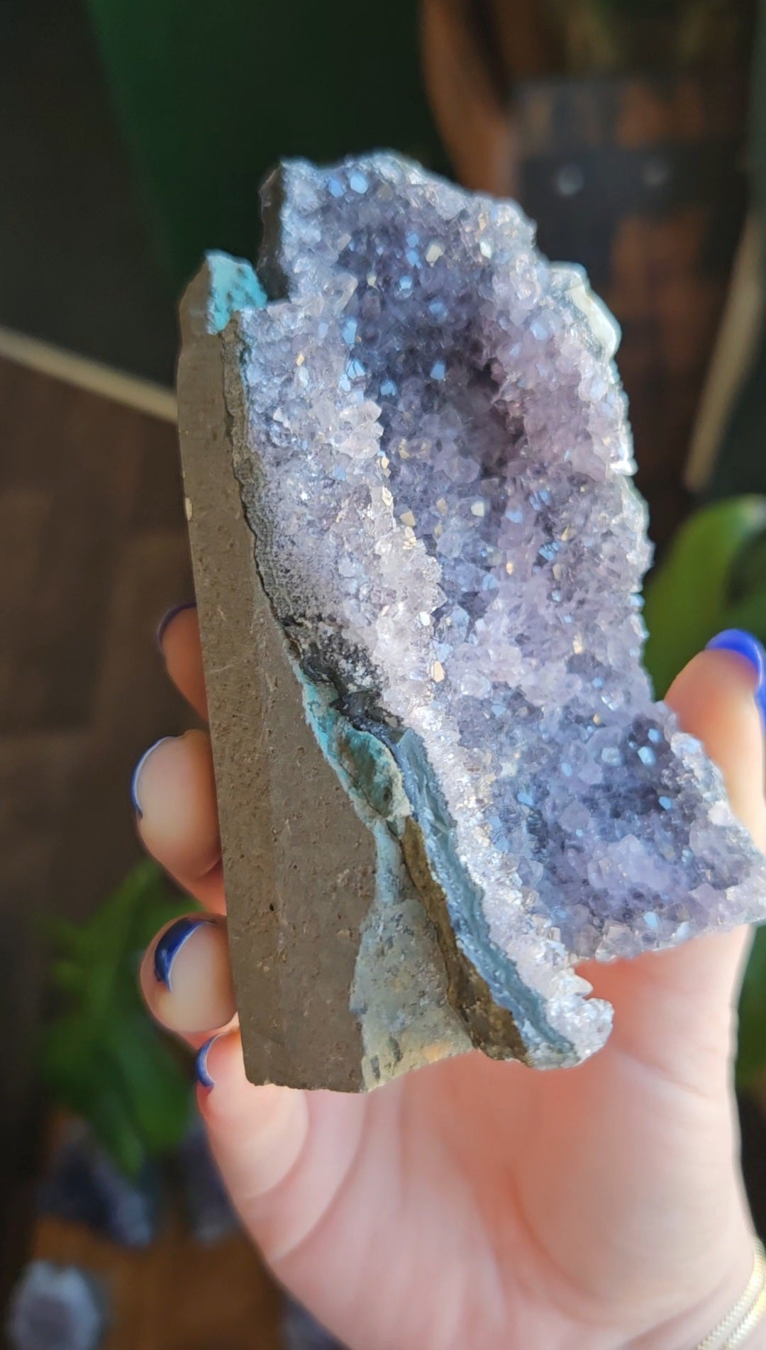 Amethyst geode cave - 331g